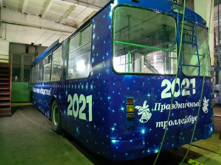 Оклейка, брендирование новогоднего троллейбуса МУП ТТП г Орел .951